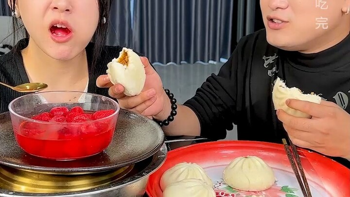 #StrawberryCannedFood Why is Binbin acting like this? Just wait until today—I'll give him a proper l