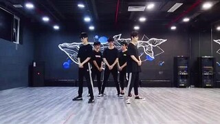 台风少年团 这就是最后一个练习室啦，用他们最熟悉的舞作为这个系列的结局