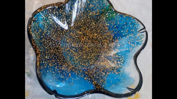 Flower-shaped trays in epoxy resin