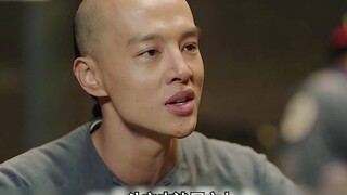 小伙抱着石头走进黄河，路人以为他是想不开，怎料他在测黄河流速