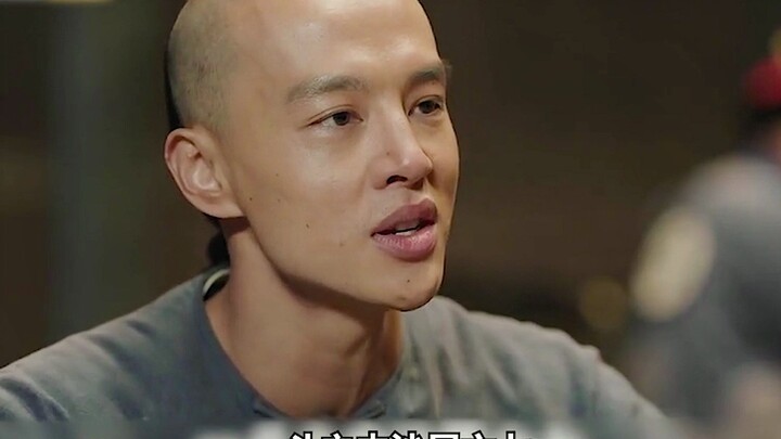 หนุ่มถือก้อนหินเดินเข้าไปในแม่น้ำหวงเหอ ผู้คนที่ผ่านไปมาคิดว่าเขาหมดอาลัยตายอยาก ใครจะรู้ว่าเขากำลัง