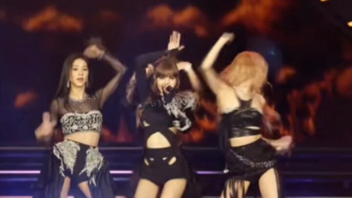 Đoạn nối giữa “Lovesick Girls” và “Chicken Noodle Soup” của BLACKPINK tại Coachella khiến da gà nổi 