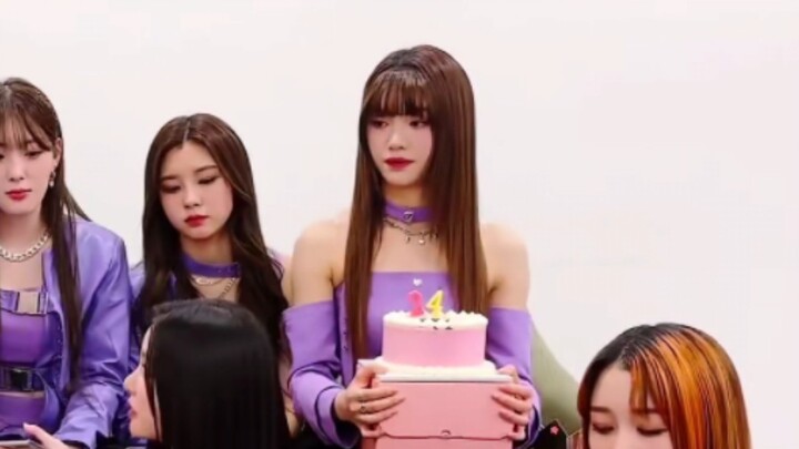 «يا تينغ الصغيرة، عندما ترين كيف يمر عيد ميلادك بلا مبالاة، بالتأكيد تشعرين بالحزن حقًا»