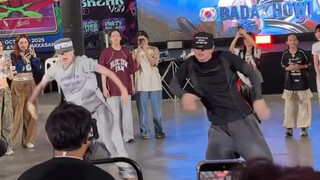 هذان الاثنان قويان جدًا! بادا لي وهول يرقصان على أغنية "CEREMONY" لفرقة ستراي كيدز