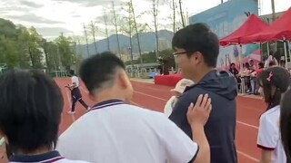 Khi cô hiệu trưởng đưa em bé đến lớp, em bé ngay lập tức trở thành tâm điểm chú ý của cả lớp.