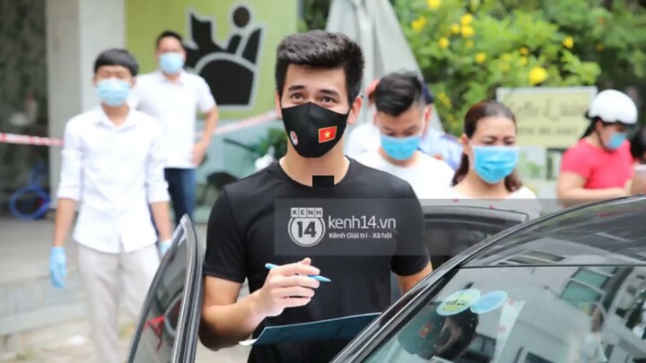 Khoảnh khắc Tiến Linh được cả nhà “đánh” Mẹc đón về, từ thần thái đến phụ kiện chuẩn “công tử” B...