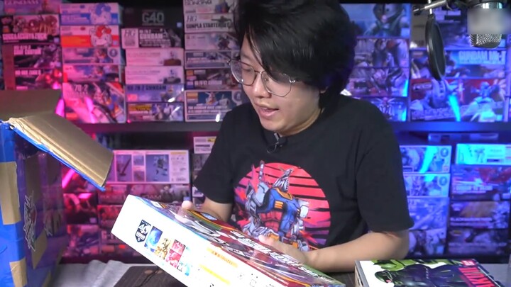 The owner of the antique model shop is stalking again! Underworld Out of Print Gundam Lucky Bag Issu