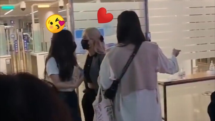 ROSÉ greets JISOO unnie at the airport—snack-time cuddles incoming!
