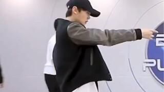 230328 "En Garde" Kim Gyu-bin focus—super ridiculously handsome male kissing a puppy