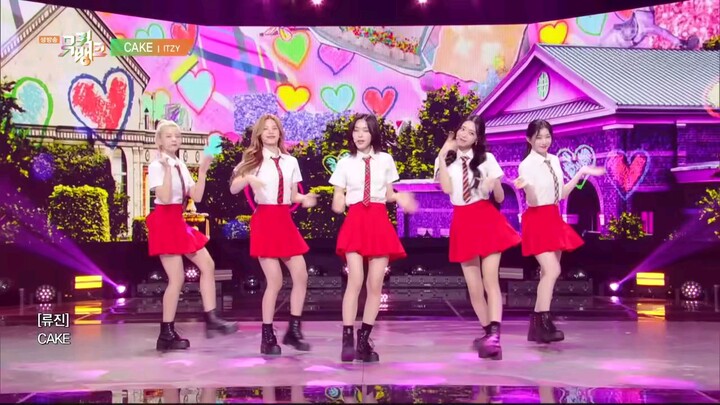 ITZY CAKE PERFROM STAGE