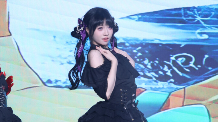 At a stay-at-home dance live performance, she danced to an old-school track from 16 years ago! [Vert