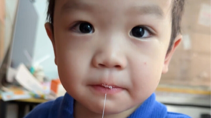 Baby humans try popping candy for the first time, hahaha!