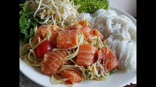 ส้มตำแซลมอลเผ็ดๆ Spicy papaya salad with raw salmon(ใส่พริกแอฟริกาใต้เผ็ดดีจริง)