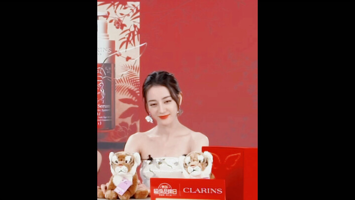 她真的好爱这只小老虎