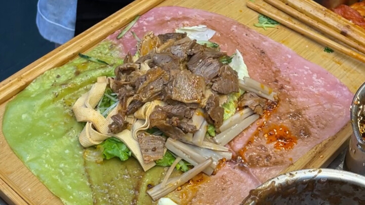 Rol daging rebus kaki lima yang super nikmat! Dagingnya melimpah banget! Kulit roti dua warna-nya im