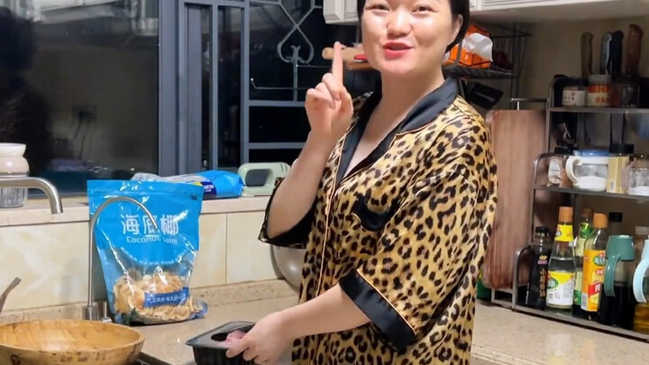 Suster Rong bangun pukul 5 untuk merebus sup iga dan menyiapkan abalon saus bawang putih bagi seluru