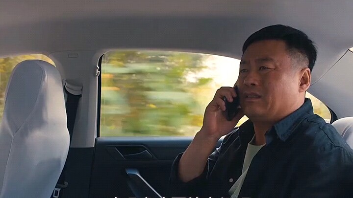 خطاب فاخر ورائع، لكن الوجوه الأجنبية في القاعة تبدو حائرة تمامًا — وما إن يفتحون أفواههم حتى تفوح من