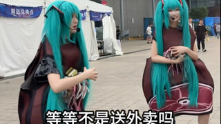 Tôi thức dậy và thấy Beer Hatsune và BBQ Hatsune đang đánh nhau.