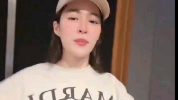 فيديو رقص صغير orm يعتقد أن أخته فيه ظريف لدرجة تفطر القلب، تعالوا نستمتع به معًا