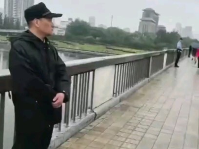Taiyuan: Police officers are already on duty guarding the bridge. Everyone, please cherish your life