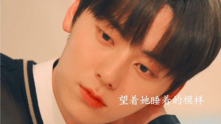 Mượn lời thoại phim để tỏ tình, dùng đồng phục học sinh che nắng cho cô ấy; chàng trai trong chiếc á