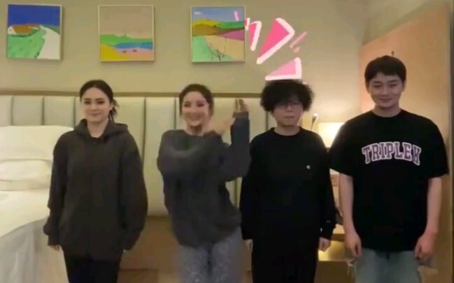 Tarian Ayam Kecil versi Twins hahahaha ngakak banget, bagaimana bisa A Jiao dan A Sa seimut ini～