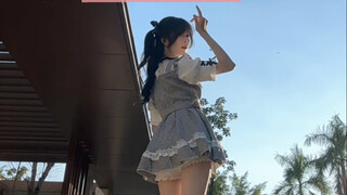 小偶像在学校里跳舞