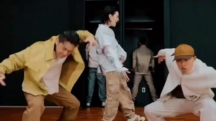 Ai mà ngờ được, một người chỉ muốn nhảy múa đơn giản lại solo được một ca khúc đã được gỡ cấm?