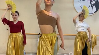 Trời ơi, tôi thực sự yêu thích vũ công vô song này.