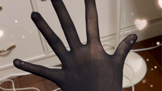 Mana yang lebih disukai oleh pengendali manual, sarung tangan hitam atau putih?