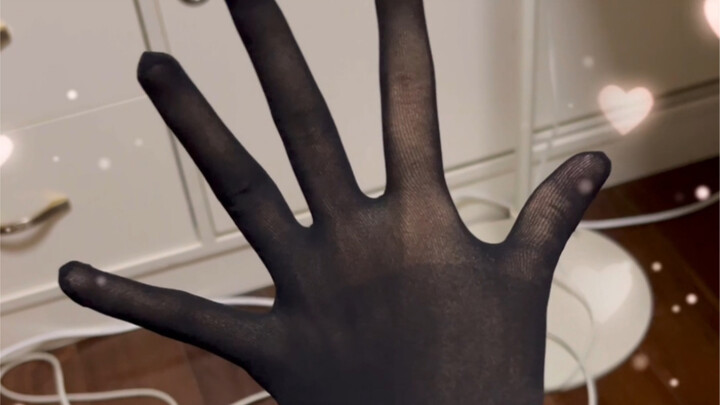 Người điều khiển thủ công thích găng tay màu đen hay màu trắng hơn nhỉ?