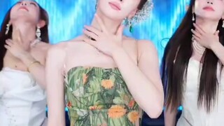 في بداية البث المباشر، كنتُ لا أستطيع سوى الوقوف في أقصى الطرف. وفي أحد الأيام، غيّرتْ مُخصِّصة المك