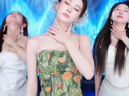 في بداية البث المباشر، كنتُ لا أستطيع سوى الوقوف في أقصى الطرف. وفي أحد الأيام، غيّرتْ مُخصِّصة المك