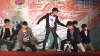 十几年前校园元旦晚会，这都是当年我们追不到的男神