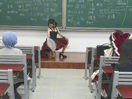 [Feyu] Actually did an open-air "Ji Ming Yue" dance right on the podium!