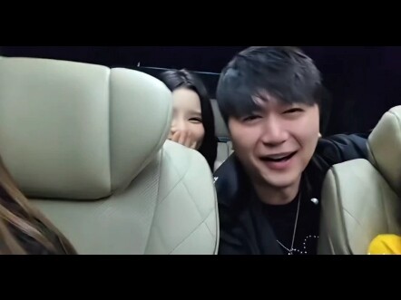 المرة الأولى التي أرى فيها لسانًا يشبه الموجة، صغير جدًا ورائع جدًا - منظمة