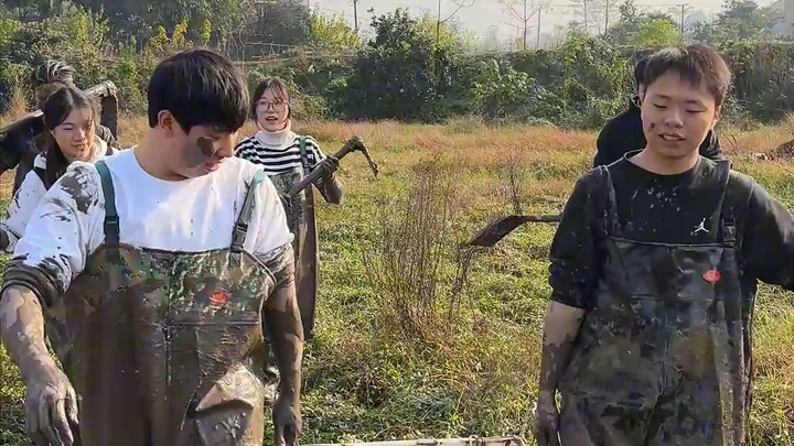 وصلت مجموعة من طلاب الجامعات إلى المنزل!