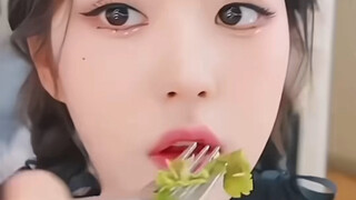 Màn mukbang siêu ngon của nữ idol chuyên giảm cân