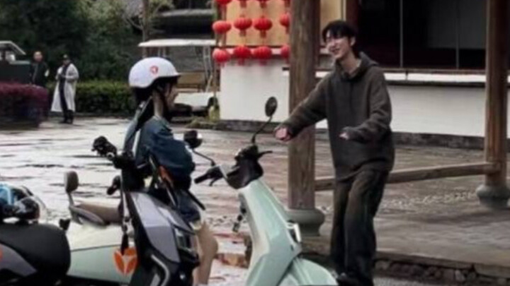 Shen Yue’s WeChat Moments has a new 180cm-tall sweet girl!
