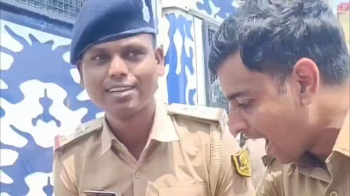 शॉर्ट वर्जन6 साल का बच्चा पोस्टर लेकर प्रदर्शन में पहुँचा और सरकार से इस्तीफे की मांग की। पुलिस बच्च
