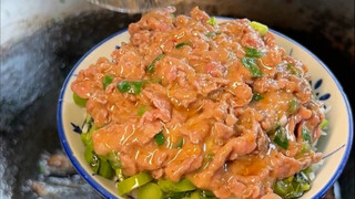 Chaoshan street-style gai lan beef rice—15 yuan a bowl, and what a generously filled bowl it is!