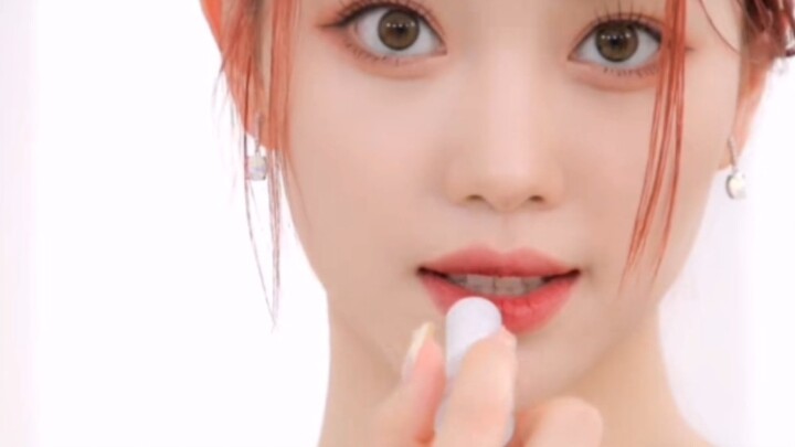 The brand understands Xiaoting’s beauty better than gou. There are more shots in an adverti*t th