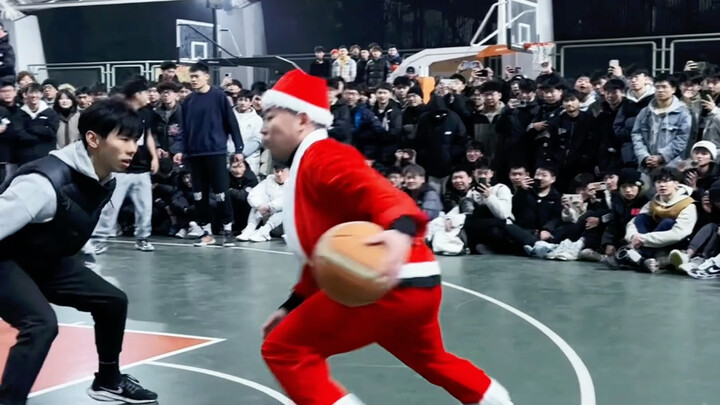 Trang phục giới hạn! Ông già Noel đột kích Đại học Thành Đô