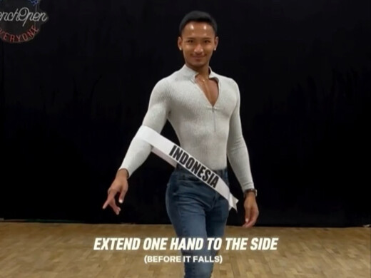 ครูสอนเดินแบบประกวดความงามสอนคุณ: ทำอย่างไรให้เก็บสายสะพายที่หลุดลงมาได้อย่างสง่างาม