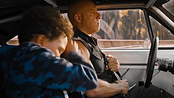 “The Man Who Towed Two Planes With Just One Truck!”