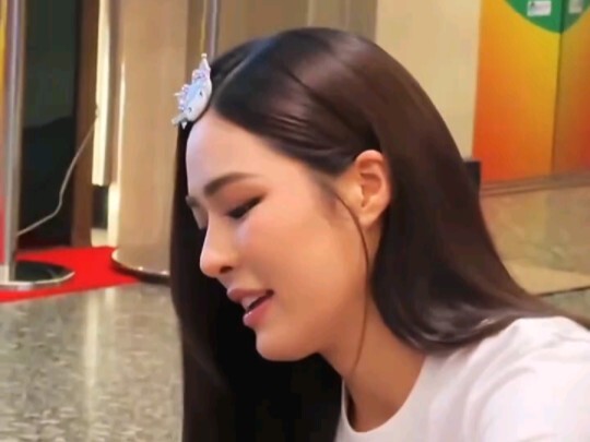 Kwong Ling communicates effortlessly with Chinese fans and has such a sweet, milky voice when she sp