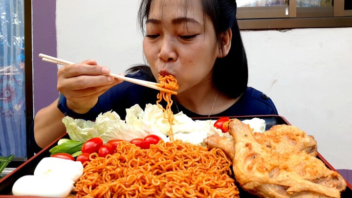 มาค่ะเป็นเด็กเส้นด้วยกัน มาม่าเผ็ดกับน่องไก่ทอดเหลืองๆไข่ต้มยางมะตูมค่ะ