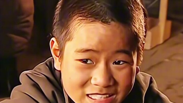 Chàng trai nghèo phát hiện cứ đến giờ ăn là thầy nhuộm vải lại đóng chặt cửa phòng, thế là nảy ra ý 