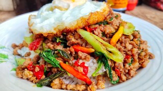 ผัดกะเพราหมูสับไข่ดาว ทำกินแบบบ้านๆ สไตล์ | ครัวบ้านๆ Channel