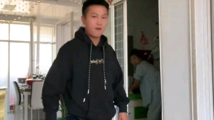 Xiaoliang did a backflip and stunned his mother.